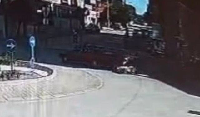 Aniden kavşağa giren otomobil, kadın motosiklet sürücüne çarptı
