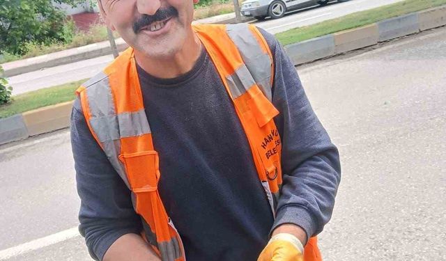 Araç motoruna sıkışan yavru kedileri itfaiye ekipleri kurtardı