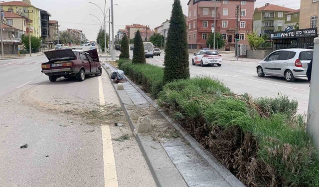 Aydınlatma direğine çarpan otomobil karşı şeride geçti