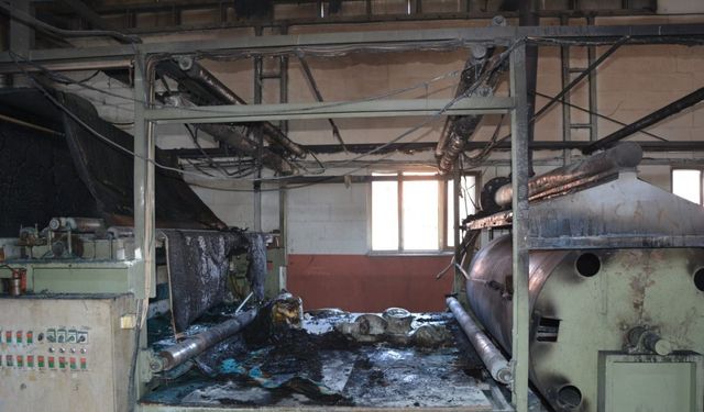 Demirci’de yün halı dokuma fabrikasında yangın çıktı
