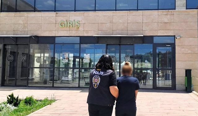Dolandırıcılık suçundan aranan şahsı polis yakaladı