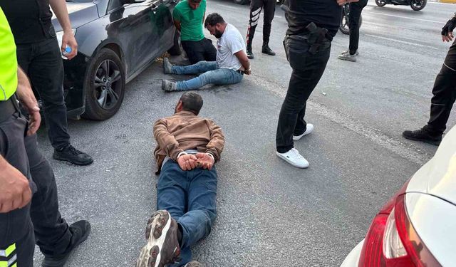 Durdurulan araçtaki şahıslar polise saldırdı: 2 yaralı, 3 gözaltı