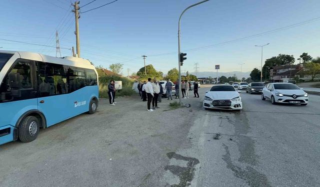 Düzce’de otomobil ışıklarda duran halk otobüsüne çarptı: 6 yaralı