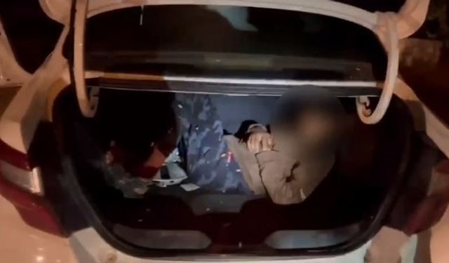 Düzensiz göçmenler otomobil bagajında yakalandı