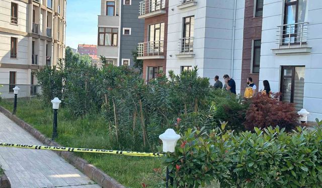 Genç kadın apartman önünde ölü bulundu