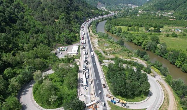 Hafif ticari araca çarpan 25 ton tavuk yemi yüklü tır D-650’yi kapattı