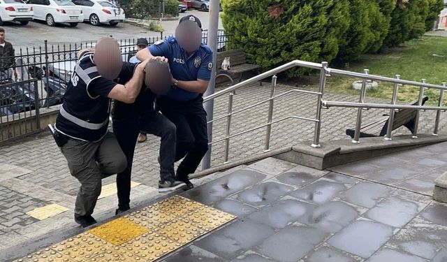 Karadeniz Ereğli’de 5 aracın camını kırarak hırsızlık yapan şüpheli tutuklandı