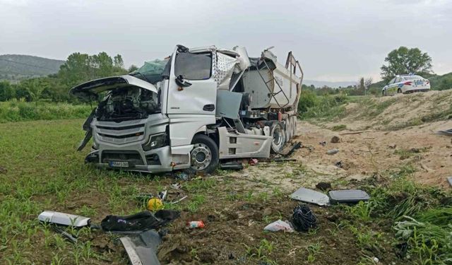 Kastamonu’da devrilen hafriyat kamyonunun sürücüsü yaralandı