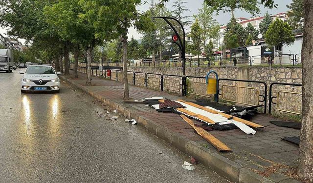 Kastamonu’da fırtına, elektrik tellerini kopardı, binanın çatısını uçurdu