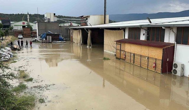 Kastamonu’da sağanak yağış nedeniyle fabrikaları su bastı