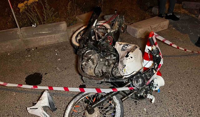 Kırmızı ışıkta geçen motosiklet sürücüsü minibüse çarptı: 1 ölü