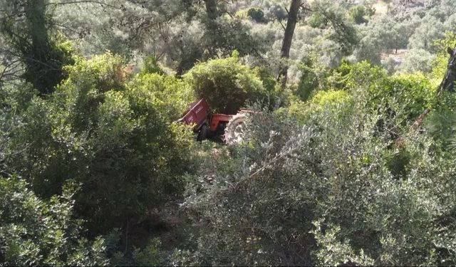 Kontrolden çıkan traktör ormanlık alana devrildi: 2 yaralı