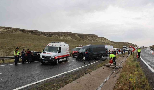 Kotrolden çıkan otomobil karşı şeritte minibüsle çarpıştı: 3’ü ağır 7 yaralı