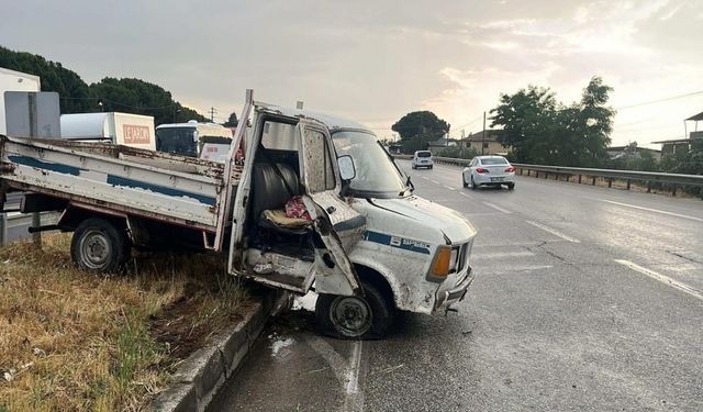 Manisa’da kamyonet refüje çarptı: Yolcu öldü, sürücü yaralandı