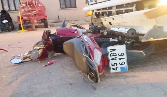 Manisa’da motosiklet minibüsün altında kaldı