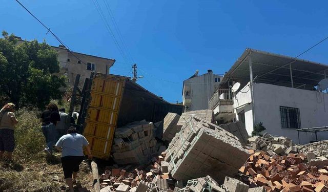 Milas’ta tuğla yüklü kamyon devrildi: 1 yaralı