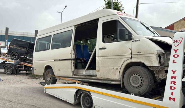 Minibüs ile kamyonet çarpıştı, 9 kişi yaralandı