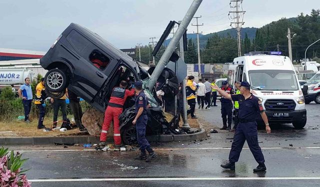 Muğla’da trafik kazası: Araç direğe çarpıp havada asılı kaldı