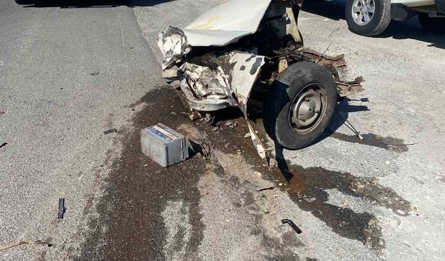 Muğla’daki kazada otomobil ikiye ayrıldı