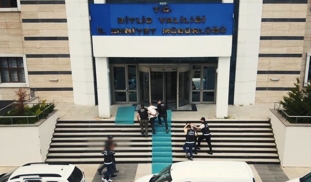 Otomobilin yedek lastiği içinde 4 kilo skunk uyuşturucu madde ele geçirildi
