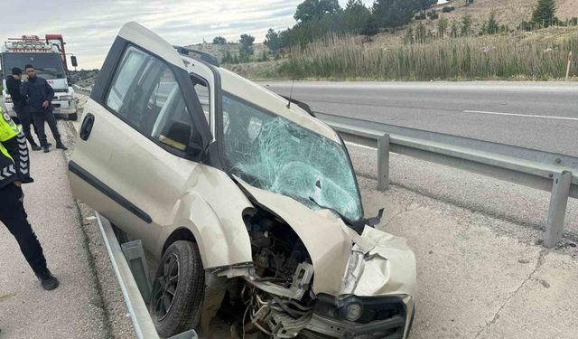 Refüje giren hafif ticari araçta 3 kişi yaralandı
