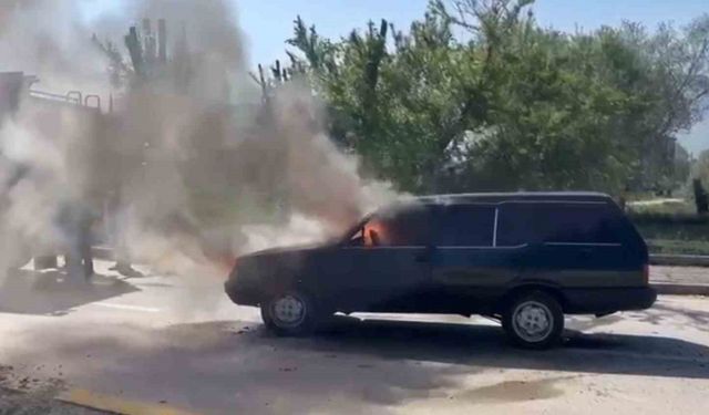 Seyir halindeki Fiat Tofaş alev alev yandı