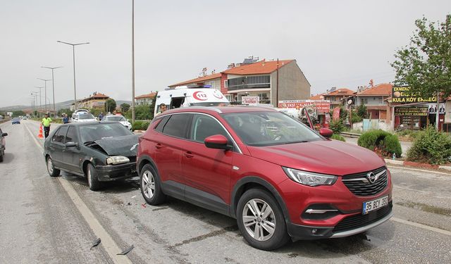 Seyir halindeyken kırmızı ışıkta bekleyen otomobile çarptı: 1 yaralı