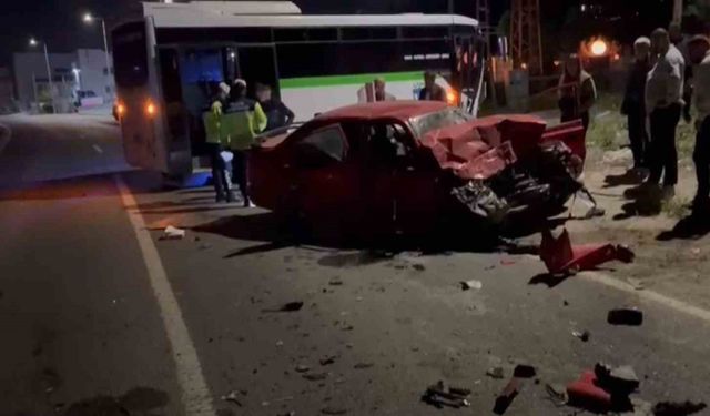 Tekirdağ’da otomobille minibüsün kafa kafaya çarpıştığı kaza kamerada: 1 ağır yaralı