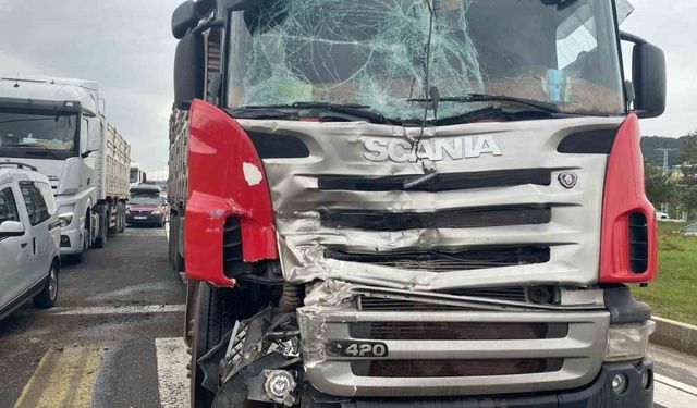 Tır ile kamyonet çarpıştı: 1 yaralı