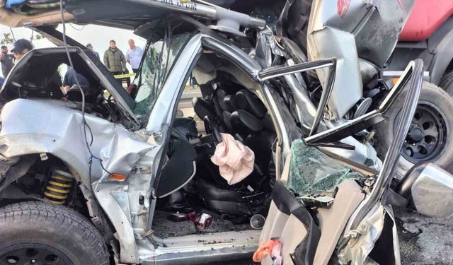 Trabzon’da iki tır arasına sıkışan araç hurdaya döndü: 3 yaralı