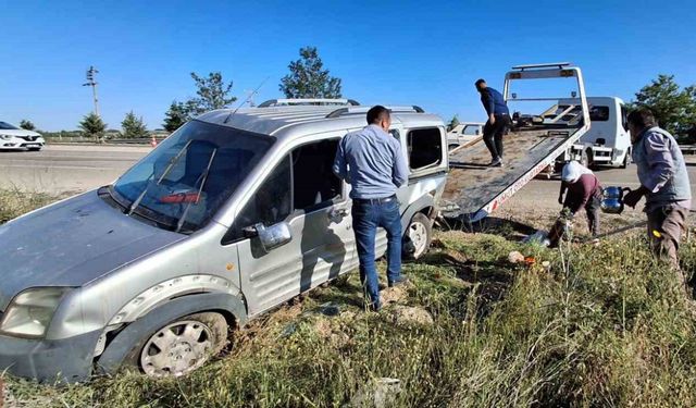 Tütün işçilerini taşıyan otomobil, hafif ticari araçla kafa kafaya çarpıştı; 6 yaralı