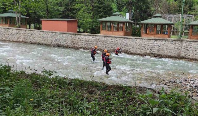 Uzungöl’de dereye düşüp kaybolan Suudi Arabistan uyruklu çocuğu arama çalışmaları sürüyor