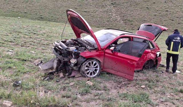 Van’da 50 metrelik uçuruma yuvarlanan otomobilin sürücüsü yaralandı