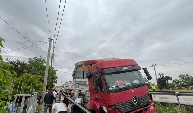 Yağmur kazayı beraberinde getirdi: Tır yan yola devrildi