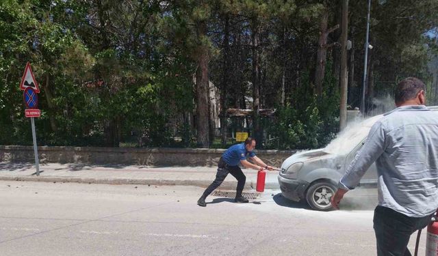 Yanan aracı polis söndürdü