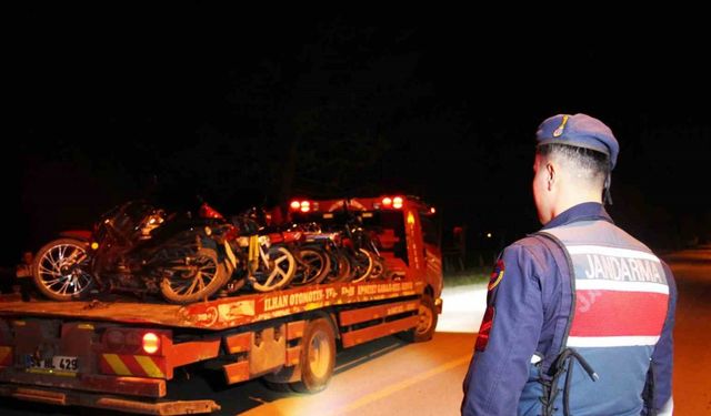 Yarışa başlayamadan jandarmaya yakalandılar: Çekici önünde poz verdiler