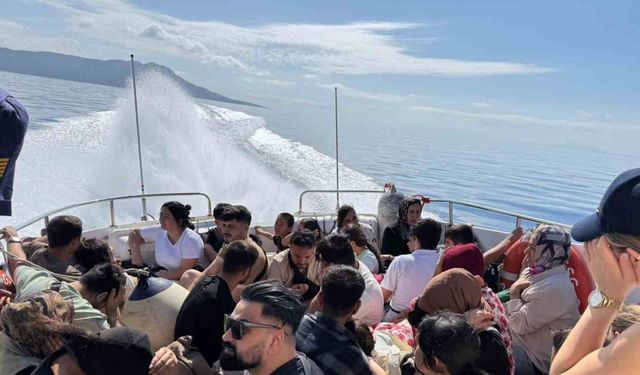 Yelkenlide 95 düzensiz göçmen yakalandı