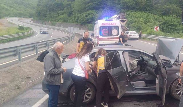 Zonguldak’ta virajı alamayan araç kaza yaptı: 2 yaralı