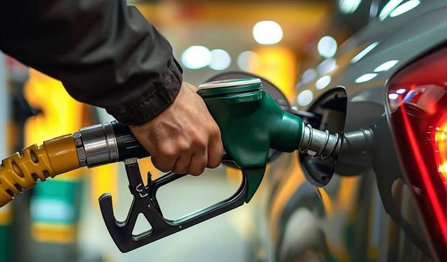Benzine zam geldi, litresi 50 TL'yi aştı!