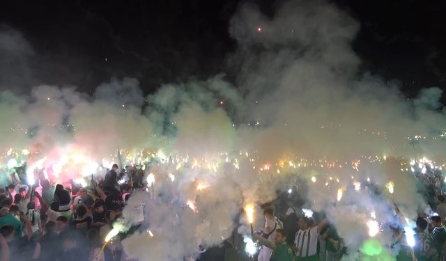Böyle kutlama görülmedi, binlerce taraftar geceyi aydınlattı