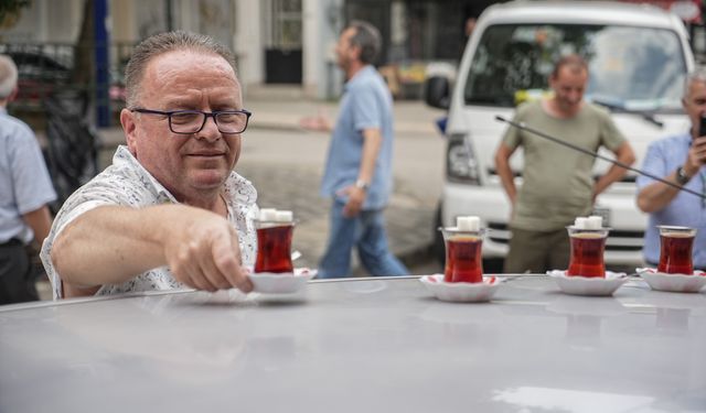 Bursa'da esnaf, 50 metreden çayı otomobille taşıyor