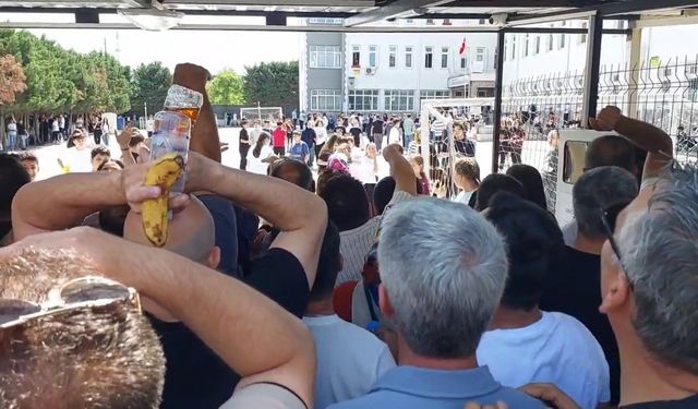 Bursa'da sınava giren çocuklarını görmek için yarıştılar