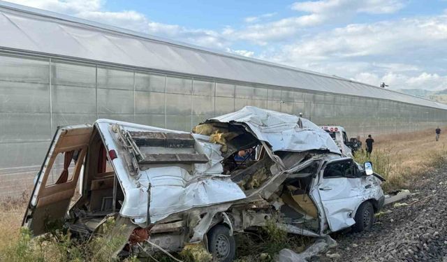 Afyonkarahisar’da tren minibüse çarptı: 1 yaralı