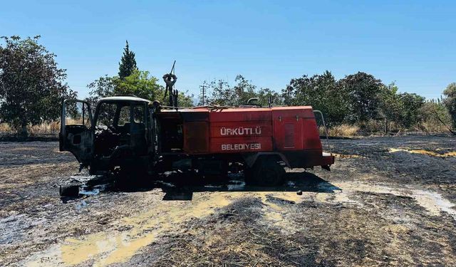 Arazi yangınında alevlerin arasında kalan itfaiye aracı yandı