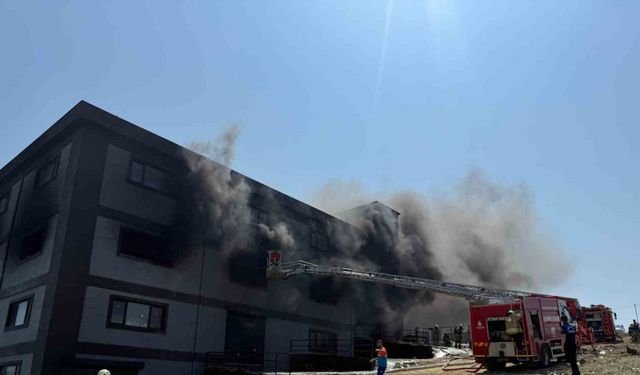 Arnavutköy’de terlik fabrikası alevlere teslim oldu