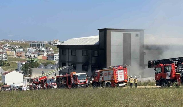 Arnavutköy’deki terlik fabrikasında çıkan yangın söndürüldü