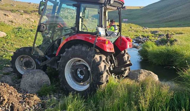 Arpaçay’da traktör şarampole devrildi: 2 yaralı
