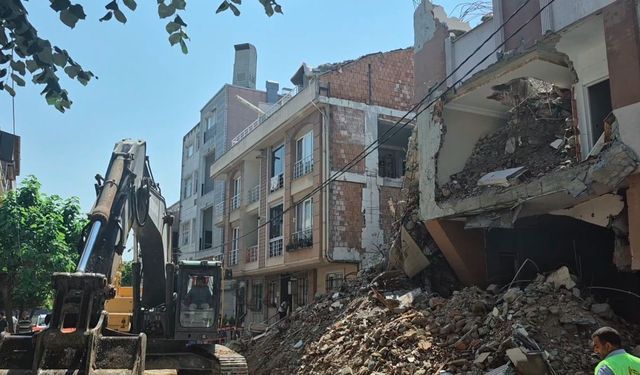 Avcılar’da kısmi çöken binanın yıkımı sırasında bitişik apartmanın da duvarı yıkıldı