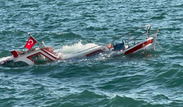 Ayvalık’ta demirli olan balıkçı teknesi su alarak battı