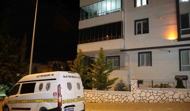 Balkonda sigara içen genç kız aşağıya düştü